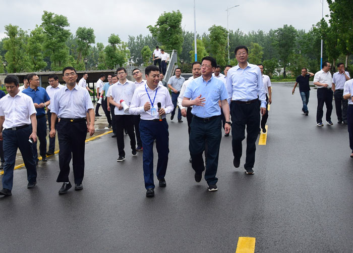 6月29日，副省長、市委書記楊光榮帶隊，深入晶宮綠建集團裝配式建筑產業(yè)基地，實地觀摩產業(yè)項目建設情況，推動全市在比學趕超中掀起產業(yè)項目建設新熱潮。.jpg